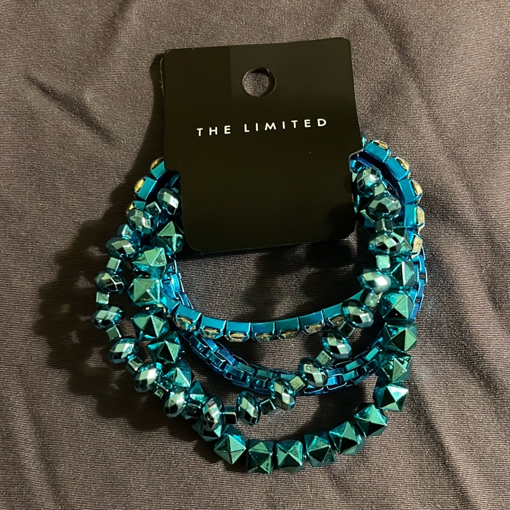 ❤️BRAND NEW ❤️Set of 4 stretch bracelets .